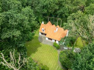 Bent u op zoek naar een uitzonderlijk project waar rust, ruimte en natuur samenkomen? Langs de Veumedreef te Waardamme bevindt zich deze karaktervolle villa. Gelegen in het residentiële en bosrijke Waaroostpark, biedt dit exclusieve eigendom een zeldzame kans om uw droomwoning te realiseren op een indrukwekkend perceel van maar liefst 4.093 m².<br /><br />Op deze locatie langs de Veumedreef, geniet u van een uiterst rustige ligging en optimale privacy, terwijl belangrijke invalswegen, scholen en winkels in Waardamme en Oostkamp vlot bereikbaar blijven.<br /><br />De charmante villa beschikt over een solide structuur en een functionele indeling met enorm veel potentieel. Op het gelijkvloers vindt u een lichtrijke leefruimte, een inpandige garage en een aparte bureauruimte die ideaal is voor thuiswerk. De verdieping biedt plaats aan drie slaapkamers die elk uitkijken op de boomrijke omgeving.<br /><br />Indeling: <br />Gelijkvloers: <br />- Inkomhal<br />- Leefruimte<br />- Keuken<br />- Bureau<br />- Gastentoilet<br />- Garage<br /><br />1ste verdieping: <br />- Badkamer<br />- 3 slaapkamers<br /><br />Dit pand is onderworpen aan de renovatieverplichting van de Vlaamse overheid voor residentiële gebouwen (behoudens bij sloop binnen 5 jaar na de aankoop). Consulteer voor meer informatie de website van het Vlaams Energie- en Klimaatagentschap via https://www.vlaanderen.be/een-woning-kopen/renovatieverplichting-voor-residentiele-gebouwen<br /><br />Bestuursmaatregelen in het maatregelenregister: nee<br /><br />Deze AI-visualisaties zijn bedoeld als inspiratie. Er werd geen rekening gehouden met technische specificaties, stedenbouwkundige voorschriften of de concrete mogelijkheden tot realisatie.