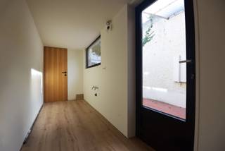 Rijwoning op 110 m² met op het gelijkvloers ruime lichtrijke leefruimte, ruimte voor keuken en badkamer. <br />Op het 1ste verdiep zijn 2 slaapkamers, op de zolder is mogelijkheid tot een 3de slaapkamer. <br />De woning heeft een zuidelijk georiënteerd terras en stalling (bij sloopt van deze stalling kan hier tuinruimte gemaakt worden) en beschikt over centrale verwarming op aardgas en aluminium en houten ramen met gedeeltelijk dubbele beglazing, 8cm PUR &amp; 6cm minerale wol dakisolatie in hellend dak en XPS in plat dak. <br />EPC-label C : 288 kWh / (m² jaar) &gt; GEEN renovatieplicht !<br />Vraagprijs € 225.000.<br />Meer info ? 📞 +32 486 20 67 65 📧 katleen@zakenkantoor-roels.be 🌐 www.zakenkantoor-roels.be.