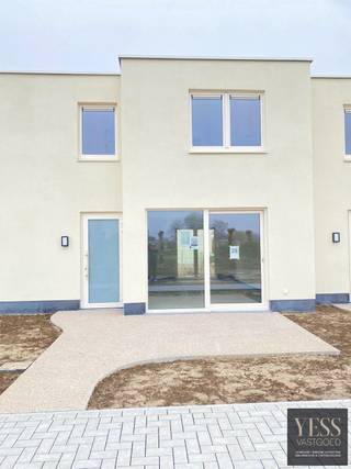 Welkom bij De Strandloper, een stijlvol en energiezuinig project op een toplocatie in Bredene!<br /><br /><span>Indeling van de woning:</span><strong> </strong><br /><strong>- Gelijkvloers:</strong> Tellerkast, ruime berging, lichtrijke en ruime living, terras, open keuken en gastentoilet.<br /><strong>- Op verdiep:</strong> nachthal, 3 slaapkamers, badkamer met lavabo en toilet.<br />Elke woning beschikt over een zuidgericht terras, ideaal om maximaal te genieten van zon en rust.<br />Elke woning beschikt over een parking vooraan het domein.<br /><br />Daarnaast wordt er sterk ingezet op energiezuinigheid en toekomstgericht wonen:<br />- Verwarming en koeling via lucht-lucht warmtepomp<br />- Energie-efficiënte technieken<br />- Fietsenstallingen voorzien op het domein<br /><br />De Strandloper biedt u de perfecte combinatie van rust, comfort en nabijheid van strand en natuur. Hier woont u in een aangename kustgemeente met vlotte bereikbaarheid en alle voorzieningen binnen handbereik.<br /><br /><strong>Bent u op zoek naar een eigentijdse vakantiewoning aan zee met doordachte indeling en zonnig terras?</strong><br />- De Strandloper in Bredene is een unieke kans.<br /><br />Neem vandaag nog contact op of plan een bezoek aan onze bemeubelde modelwoningen op Blekkaertstraat 50, Bredene aan Zee.<br />De Strandloper – Uw droom of investering aan zee - Verkoopkantoor ter plaatse op afspraak: info@yess-vastgoed.be / 050 33 59 03