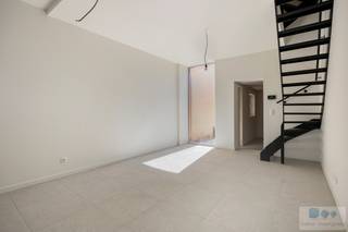 Op een uitstekende locatie te Lier bevinden zich deze 2 charmante rijwoningen met 3 volwaardige slaapkamers en gezellige stadstuin.<br /> <br />Deze volledig gerenoveerde, hedendaagse woningen zijn gelegen in een rustige, kindvriendelijke straat op wandelafstand van centrum Lier wat ervoor zorgt dat winkels, scholen en openbaar vervoer binnen handbereik zijn.<br /><br />We betreden de woningen langs de voordeur waar de inkomhal enerzijds toegang geeft tot de ruime fietsenberging en anderzijds tot de aangename leefruimte met maximale lichtinval. Aansluitend de leefruimte, is er de aanwezigheid van een hedendaagse keuken met alle hedendaagse toestellen en comfort. Achterliggend bevindt zich een apart toilet en berging met wasplaats. De keuken biedt toegang tot de gezellige, volledig afgesloten stadstuin waar het heerlijk vertoeven is.<br /><br />Terug in de leefruimte, geeft de vaste trap een toegang tot het 1 ste verdiep. Hier treffen we één ruime slaapkamer en badkamer uitgerust met inloopdouche, ligbad, dubbele wastafel en toilet. Via de overloop komen we op het 2 de verdiep, deze maakt plaats voor nogmaals 2 ruime slaapkamers.<br /><br />Door het gebruik van duurzame, kwalitatieve materialen alsook conforme isolatienormen, zonnepanelen en vloerverwarming, genieten deze instapklare woningen beiden EPC label A.<br /><br />Kortom, zorgeloos wonen op een toplocatie te Lier!<br />Neem gerust contact op met ons voor meer info of een bezoek ter plaatse.