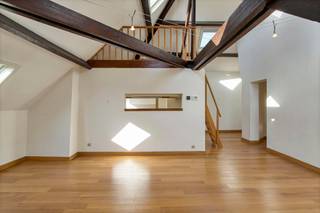 <p><strong>Prachtig instapklaar appartement in centrum Antwerpen op de hoek van de Wapper.<br /><br /></strong><span><strong>Indeling:</strong><br /></span><span><strong>Rustig gelegen</strong> appartement op de 4de verdieping van een prachtig gebouw. Je komt meteen in de ruime inkomhal binnen die toegang verleent tot de leefruimte en de keuken.<br />Aan de voorzijde, de <strong>prachtige en ruime leefruimte</strong> met daarnaast een <strong>volledig uitgeruste keuken</strong>. <strong></strong>Boven de keuken, een mezzanine die als 2de slaapkamer of als bureau kan dienen. <br /></span><span>Naast de leefruimte, het gastentoilet met handenwasser. Vervolgens, de slaapkamer met toegang tot de technische berging voorzien van een aansluiting voor een wasmachine/droogkast. Alsook de <strong>ensuite-badkamer</strong> voorzien van een wastafel en een ligbad.<br /><br /></span><span><strong>Bijzonderheden:</strong><br /></span><span>Maandelijkse kosten: 100,- EUR / maand <em>[Beheer; verbruik/onderhoud van de algemene delen (incl. lift), provisie water]</em>;<br /></span><span><strong>Gunstige EPC</strong> van 281 kWh/m²/jaar [UC: 20210111-0002345043-RES-3].<br /></span><span><br /></span><span><strong>Ligging:</strong></span><span><br />Te voet naar de Troon- of Marnixplaats, het Mechelseplein of in het weekend naar de vogelmarkt en de winkelstraten, het appartement is gelegen te <strong>midden van het bruisende Antwerpse stadsleven</strong>, dichtbij de Nationalestraat, met de ModeNatie en het Modemuseum. Eveneens op wandelafstand: openbaar vervoer en parkeergelegenheden.</span></p>