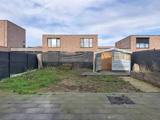 Deze recente BEN-woning uit 2019 is een echte buitenkans voor wie rustig wil wonen in een aangename woonwijk in Maaseik. U komt binnen in de inkomhal die toegang geeft tot de lichtrijke leefruimte met open keuken. Vanuit de leefruimte heeft u rechtstreeks toegang tot de tuin met terras, ideaal om te genieten van het buitenleven.
Op de eerste verdieping bevinden zich drie slaapkamers en een moderne badkamer, uitgerust met zowel een bad als een douche. Daarnaast is er op elke verdieping een apart toilet, wat extra comfort biedt voor het hele gezin.
De woning beschikt bovendien over een praktische carport.
De ligging vormt een extra troef. U woont hier in een rustige en kindvriendelijke buurt, terwijl winkels, scholen en sportfaciliteiten zich op korte afstand bevinden. Ook het gezellige centrum van Maaseik, met zijn historische marktplein, horecazaken en diverse handelszaken, is vlot bereikbaar. Dankzij de goede verbindingswegen bent u bovendien snel onderweg naar omliggende gemeenten.