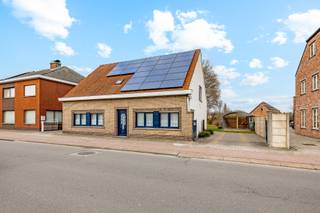 [[ DIT PAND NEEMT DEEL AAN DE ERA OPEN HUIZEN DAG OP 14/3 VAN 11:00 TOT 12:00 ]] Ligging &amp; indelingDeze ruime halfopen bebouwing is gelegen in de...