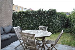 <p><span>Gelijkvloers appartement met privé tuintje gelegen op centrale locatie in hartje Schilde.</span></p><p><span>Inkomhal, gastentoilet met handenwasser. Dubbele deur naar de leefruimte 47 m² met eetkamer en salon, toegang via schuifraam tot het terras en het volledig ingesloten tuintje met verlichting, kraantje en automatische zonnetent. Open ingerichte keuken voorzien van de gebruikelijke toestellen.</span></p><p><span>De nachthal met toegang tot de twee slaapkamers 16 m² + 9.5 m² en een ingerichte badkamer 6.5 m², voorzien van een inloopdouche, dubbele lavabo, sierradiator en aansluiting voor wasmachine / droogkast. </span></p><p><span>Afwerking: parket en tegelvloer, videofoon, rookmelder, cv op gas, hr beglazing, vliegenramen, spots en gordijnen.</span></p><p><span>Een aangenaam appartement in een rustig 1-richtingstraatje te midden van Schilde op wandelafstand van openbaar vervoer en alle winkels.</span></p><p><span>Kelderberging met elektriciteit en autostaanplaats op niveau -1 inbegrepen in de huurprijs.</span></p><p><span>De gemeenschappelijke kosten bedragen 90€/maand. </span></p><p><span>Onmiddellijk beschikbaar.</span></p><p><span>Welkom voor een bezoekje!</span></p>