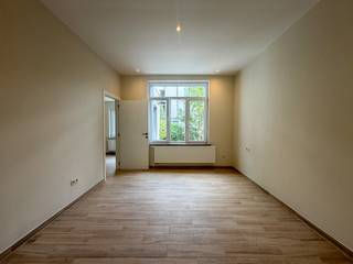 À côté du parc Duden et à deux pas de la place de l'Altitude Cent avec tous ses transports et commerces, au 1er étage d'un immeuble situé Avenue Oscar Van Goidtsenhoven 83, appartement entièrement rénové comprenant séjour lumineux, cuisine neuve équipée, une chambre, un bureau et salle de douche moderne en terrazzo, ainsi qu'une agréable terrasse de ± 10 m². Chaudière individuelle au gaz et cave privative complètent le bien.<br />Finitions contemporaines soignées, quartier commerçant et bien desservi.<br />Disponible immédiatement.<br />Coup de cœur assuré !