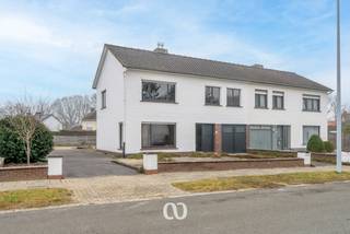 SCHRIJF JE IN VOOR HET EERSTE BEZOEKMOMENT VAN DINSDAG 10 FEBRUARI VIA ONZE WEBSITE<br /><br />Ben jij op zoek naar een stevige woning met veel potentieel in het landelijke hart van Lozer? Gevonden!<br /><br />Deze woning geniet van een rustige en groene ligging, terwijl ze toch vlot bereikbaar is dankzij de nabijheid van de E17 en de N60. De gezellige tuin, de ruime indeling en de talrijke mogelijkheden maken van dit pand een ideale basis voor wie op zoek is naar een op te frissen gezinswoning.<br /><br />INDELING<br /><br />Gelijkvloers:<br />Je betreedt de woning via de inkomhal met gastentoilet. Van hieruit heb je toegang tot de lichtrijke leefruimte die naadloos overloopt in de keuken. Aansluitend aan de keuken bevindt zich een praktische bergruimte. Verder is er op het gelijkvloers nog een ruime kamer aanwezig, perfect geschikt als bureau, hobbyruimte of extra slaapkamer.<br /><br />Eerste verdieping:<br />Op de eerste verdieping kom je terecht in de nachthal, die toegang geeft tot vier volwaardige slaapkamers en de badkamer.<br /><br />Zolder:<br />De woning beschikt bovendien over een geïsoleerde zolder, ideaal als extra bergruimte of met potentieel voor verdere invulling.<br /><br />Zie jij jezelf hier al wonen en deze woning omvormen tot jouw thuis? Schrijf je dan snel in voor het eerste bezoekmoment!