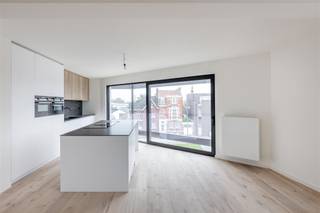 <p>Le long de la Pelgrimlaan à Kuringen, vous trouverez cette petite résidence composée de 4 appartements modernes et d'un immeuble commercial. <br />Le bâtiment a été entièrement rénové en 2022 avec des matériaux de qualité, il y a également un parking souterrain et un ascenseur. <br />Cet appartement du premier étage a une surface habitable de pas moins de 120m2 !</p><p>La disposition est la suivante : hall d'entrée, toilettes séparées, trois chambres, salle de bain avec baignoire et douche, cuisine ouverte avec espace de vie, débarras (+ débarras au sous-sol). <br />La cuisine ouverte est entièrement équipée (grand réfrigérateur, lave-vaisselle, four combiné, cuisinière à induction avec hotte intégrée) et donne sur la belle terrasse de 20m2 orientée au sud. Il y a du parquet en chêne dans le salon et les trois chambres. Bon à savoir, ce bijou est disponible à partir du 1er avril ! <br />Le loyer est de €1145/mois + €55 de frais communs. <br />Plus d'infos ? Contactez-nous à info@immonoble.be ou au +32 472 95 78 44. <br /> </p>