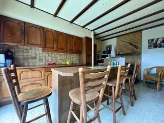Gelijkvloerse woning op 628 m², 3 slaapkamers, mooi aangelegde tuin en garage. Deze woning is gelegen op een bijna ongekend plekje in Kuurne. Een rustige buurt maar toch bereikbaar!<br /><br />Aangename leefruimte met zicht op de tuin. Centraal is er een gaskachel en is er alvast een groot raampartij met zicht op de tuin. Apart is de keuken met alle nodige toestellen en in zeer verzorgde staat. Bij deze keuken is er een koele berging (4 treden naar beneden) en een berging.<br /><br />Verder is er een apart gasten toilet en een badkamer. Op zijn beurt heeft deze ook een toilet, wastafel en ligbad. Aan de linkerzijde van de woning zijn er 3 slaapkamers. Achteraan de woning is er ook nog een inpandige garage.<br /><br />De tuin is voorzien van verschillende terrassen, vijvers, serre, tuinhuis en voldoende privacy.<br /><br />PLUSPUNTEN:<br />+ gelijkvloerse<br />+ alleenstaand<br />+ gevoel voor ruimte