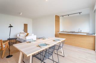 <strong>Wilrijk - Nieuw gerenoveerd en lichtrijk 2 slaapkamer appartement met terras. Dit kwalitatief appartement bevindt zich op uitstekende locatie, op wandelafstand van winkels, bakker, supermarkt, scholen, belangrijke in-en uitvalswegen.<br /><br />Ondergrondse autostaanplaats in het gebouw apart te koop. </strong><br /><br /><span><strong>INDELING: </strong></span><br />Via de INKOMHAL met apart gastentoilet heeft u toegang tot de ruime en lichtrijke LIVING ca. 33m² op parket met open KEUKEN ca. 7m² voorzien van opbergkasten en kwalitatieve toestellen: inductie kookplaat met ingebouwde afzuiging, ruime koelkast met diepvries, oven, afwasmachine en een spoelbak.<br />Een handige BERGING met. ruime ingemaakte kast. De ansluiting voor wasmachine en droogkast zijn hier aanwezig. <br /><br />Via de NACHTHAL met ruime ingemaakte kast, is er toegang tot de slaapkamers en de ingerichte moderne BADKAMER ca. 5m², voorzien van ruime inloopdouche en een wastafel met spiegel.<br />De eerste SLAAPKAMER ca. 10m² en tweede MASTER SLAAPKAMER ca. 18m² met toegang tot het zuidgerichte TERRAS ca. 5m² met extra opbergkast. De POLYVALENTE extra ruimte ca. 12m² is voorzien van een bureau/dressing. <br /><br />Heerlijk genieten kan u op het zonnige TERRAS. <br /><br />De KELDER is inbegrepen. Een ondergrondse parkeerplaats is te koop voor 20.000€.<br /><br /><span><strong>BIJZONDERHEDEN:</strong></span><br />* Instapklaar, totaal gerenoveerd 2 à 3 slaapkamer appartement op uitstekende locatie. Mobiscore 9,0<br />* Met Zuidgericht terras<br />* Inclusief kelderberging<br />* Een ondergrondse parkeerplaats is apart te koop in het gebouw