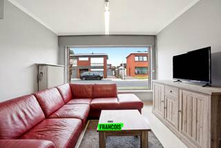 Ben je op zoek naar een ruime woning te koop in Poperinge met tal van mogelijkheden? Deze halfopen gezinswoning in de rustige Elzasdreef biedt een uitstekende basis voor wie graag comfortabel woont en tegelijk zijn eigen stempel wil drukken op zijn nieuwe thuis.<br /><br />Gelegen in een aangename woonwijk binnen de ring van Poperinge geniet deze woning van een rustige ligging met een vlotte bereikbaarheid naar het centrum, scholen, winkels en andere voorzieningen. Met een bewoonbare oppervlakte van 167m² op een perceel van 374m² biedt deze eigendom alle ruimte die een gezin nodig heeft.<br /><br />Via de inkomhal met gastentoilet kom je terecht in de lichtrijke woonkamer met eetplaats. Aansluitend bevindt zich de keuken met extra zitplaats, ideaal voor gezellige familiemomenten. Onder de trap is er een praktische bergruimte voorzien en bovendien beschikt de woning over een inpandige garage.<br /><br />Op de eerste verdieping vind je een ruime overloop, vier volwaardige slaapkamers en een badkamer. Buiten geniet je van een volledig omheinde tuin met terras. De ruime oprit en bijkomende garageberging zorgen voor extra comfort en tal van mogelijkheden.<br /><br />Deze woning in Poperinge werd gebouwd in 1969 en onderging reeds enkele aanpassingen. Met wat verdere opfriswerken creëer je hier moeiteloos een aangename en ruime gezinswoning op een toplocatie nabij het centrum van Poperinge.<br /><br />Interesse in deze woning te koop in Poperinge? Neem vandaag nog contact op met Immo Francois voor een bezoek. Wij begeleiden je graag bij de zoektocht naar jouw nieuwe thuis in Poperinge, Heuvelland, Vleteren en Mesen.<br /><br />Denk je eraan om je woning in Poperinge te verkopen? Neem vrijblijvend contact op met Manon van Immo Francois in Poperinge voor een gratis schatting via manon@immofrancois.be.<br /><br />