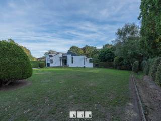 <span><strong>UITZONDERLIJKE VRIJSTAANDE WONING OMGEVEN DOOR GROEN OP EEN ZEER RUIM PERCEEL VAN 39A17CA OP EEN RESIDENTIËLE LOCATIE TE MAASEIK<br /><br />TROEVEN<br /></strong>- Gelegen in het mooie Aldeneik. <br />- Alle belangrijke voorzieningen in de buurt wegens ligging dichtbij het centrum van Maaseik. <br />- Goede verbinding naar Nederland en omstreken. <br />- Verbetering naar EPC C mogelijk! (gedetailleerde simulatie op aanvraag mogelijk!) <br />- Elektriciteitskeuring is conform!<br />- Diverse vernieuwingen sinds 2023: keuken, badkamer, elektriciteit,....<br />- Speels niveuaverschil tussen keuken, zitruimte en eetruimte.<br />- Ruime beklinkerde oprit die direct toegang biedt tot de garage.<br />- Fraai aangelegde voortuin en achtertuin op een royaal perceel van 39A17CA.<br />- 4 terrassen met een uniek en rustgevend zicht op al het groen. <strong><br /></strong><strong><br />KELDERVERDIEPING (-01) <br /></strong>- Gang 1 (2,00m x 2,50m = 5,00m²): trap naar het gelijkvloers, pvc-vloer. <br />- Gang 2 (2,10m x 1,00m = 2,10m²): gepolierde betonvloer. <br />- Garage (5,00m x 6,45m = 32,25m²): automatische sectionale poort, filterinstallatie, smeerput, gepolierde betonvloer. <br />- Berging (3,30m x 2,00m = 6,60m²): gepolierde betonvloer. <br />- Wasplaats (4,40m x 3,75m = 16,50m²): onderkasten, bovenkasten, aansluiting wasmachine/droogkast, wastafel met onderkasten, deur naar de tuin, gepolierde betonvloer.<br />- Resterende kelderruimte is kruipkelder. <br /><strong><br />GELIJKVLOERS (00) <br /></strong>- Inkomhal ((2,10m x 3,50m) + (0,90m x 2,00m) = 9,15m²): glazen deur naar leefruimte, trap naar verdieping 1 en kelder, pvc-vloer. <br />- Zithoek & tv-ruimte (3,25m x 4,85m = 15,76m²): open haard, pvc-vloer. <br />- Eetkamer (4,60m x 5,45m = 25,07m²): schuifraam naar het terras/tuin, airco, pvc-vloer.<br />- Keuken (4,40m x 6,00m = 26,40m²): ingerichte keukenwanden met onderkasten, bovenkasten, diepvries, 2 koelkasten, oven, microgolfoven, koffiezetautomaten, vaatwasser, spoelbak (filterinstallatie), inbouwspots, deur naar de tuin; kookeiland met inductiekookplaat,dampkap, lades; zithoek, pvc-vloer. </span><br /><span>- Slaapkamer 1 (3,20m x 2,50m = 8,00m²): pvc-vloer. </span><br /><span>- Apart toilet (1,20m x 1,20m = 1,44m²): hangtoilet, lavabo, automatische ventilatie, wandbetegeling, tegelvloer. </span><br /><br /><span><strong>VERDIEPING</strong> <strong>+01 </strong></span><br /><span>- Overloop ((1,30m x 2,50m) + (5,20m x 1,30m) = 10,01m²): trap naar het gelijkvloers, houten vloer. <br />- Badkamer (3,20m x 2,00m = 6,40m²): badmeubel met dubbele lavabo, lades, spiegel; hangtoilet, inloopdouche, wandbetegeling, tegelvloer. <br />- Slaapkamer 2 ((4,70m x 2,70m) + (2,00m x 1,20m) = 15,09m²): inbouwkasten, houten vloer. <br />- Slaapkamer 3 (4,00m x 3,00m = 12,00m²): inbouwkasten, houten vloer. <br />- Slaapkamer 4 (3,70m x 4,35m = 16,10m²): houten vloer. <br /><br /></span><strong>VERNIEUWINGEN IN 2023 | </strong>elektriciteit, gyprocwerken/ inbouwspots, pleisterwerken, vloeren, keuken, rolluiken, airco, schuren + verven raamkozijnen, boiler, fronten inbouwkasten, badkamer, toilet, vernieuwing waterleiding, voegwerken buitengevel,..... <br /><br /><span><strong>EXTERIEUR | </strong>4 terrassen,.... </span><span><br /><br /><strong>EXTRA INFORMATIE ASBESTATTESTEN | <br /></strong>- 2 ATTESTEN ( huis & tuin)<br />- Volgens het EPC-attest is de bruikbare vloeroppervlakte 251 m². <strong><br /></strong><br /><strong>EXTRA INFORMATIE | </strong><span>Dit pand kan onderhevig zijn aan de renovatieverplichting die door de Vlaamse overheid wordt opgelegd voor residentiële gebouwen. Alle informatie kunt u terugvinden via https://www.vlaanderen.be/een-woning-kopen/renovatieverplichting-voor-residentiele-gebouwen-vanaf-2023.</span></span>