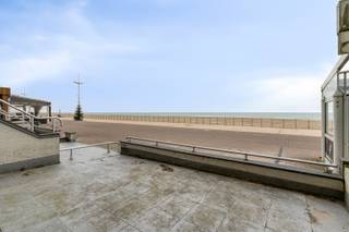 <br />Geniet van het leven aan de kust met dit prachtige, instapklare appartement met frontaal zeezicht! 🌅<br />🔑 Specificaties:<br />Inkomhall met vestiaire 🚪<br />Ruime living 🛋️<br />Vernieuwde open keuken 🍽️<br />Vernieuwde badkamer met douche 🚿<br />Twee ruime slaapkamers 🛏️🛏️<br />Groot zonneterras van maar liefst 70m² ☀️ – Perfect voor ontspanning en zonnen!<br /><br />Dit appartement is ideaal voor een tweede verblijf of als vakantieverhuur! 🏡💼<br />Mis deze unieke kans niet! Neem vandaag nog contact met ons op voor een bezichtiging! 📞✨<br /> 