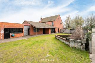 Deze halfopen bebouwing combineert comfortabel wonen met praktische werk- en opslagmogelijkheden. De woning werd gerenoveerd in 2008 en beschikt...