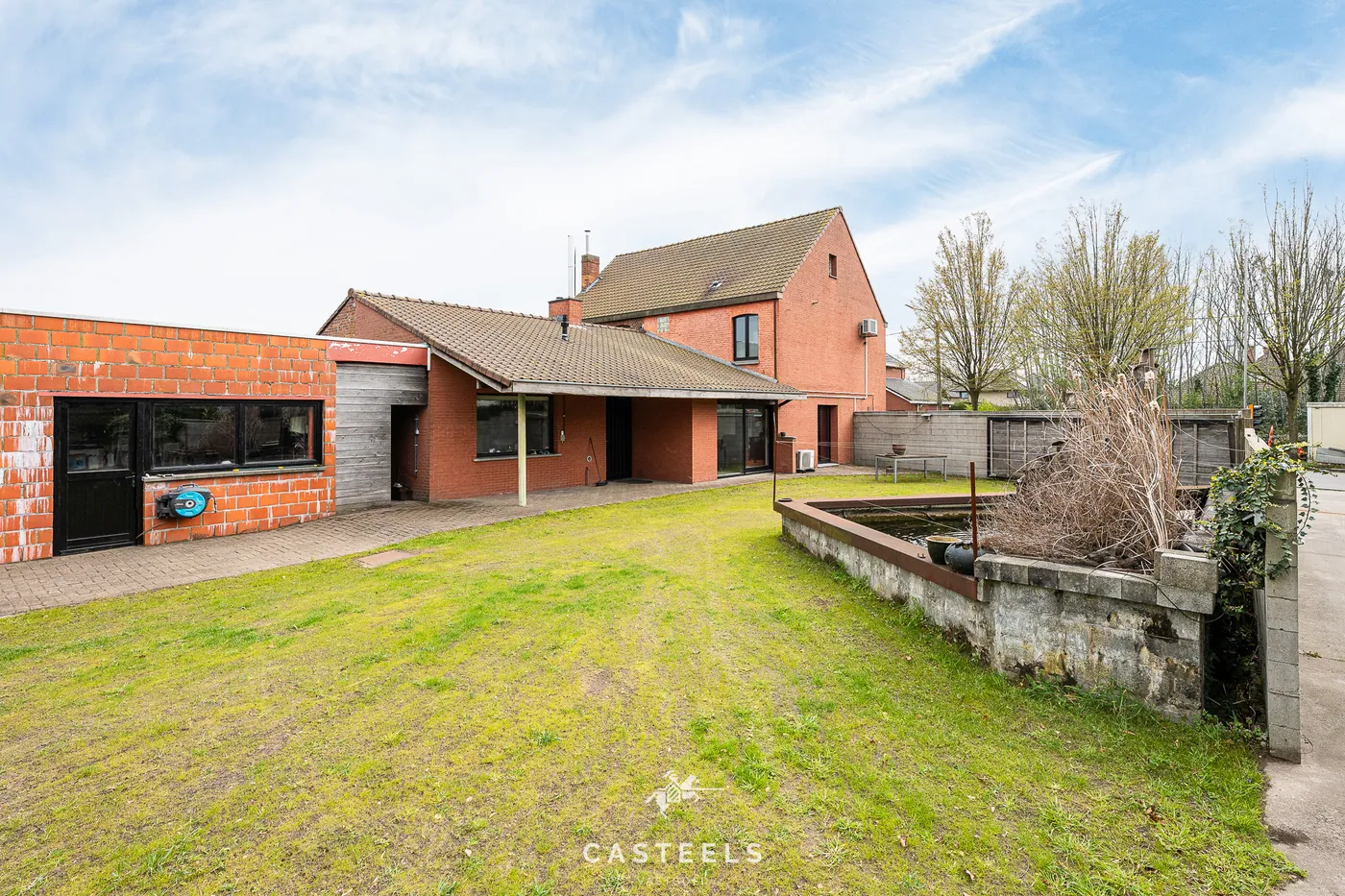 Halfopen bebouwing met ruim magazijn en tuin op toplocatie te koop in Evergem - foto 2