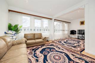 <p><span>Op de eerste verdieping vinden we dit lichtrijk appartement van ca. 104 m² (cfr. EPC), gerenoveerd in 2024. Het appartement beschikt over een ruime leefruimte, keuken, drie volwaardige slaapkamers en een aangenaam terras.</span></p><p><span> </span></p><p><span>Dankzij de royale oppervlakte en praktische indeling is dit ook een bijzonder aangenaam appartement voor eigen bewoning. De drie slaapkamers, buitenruimte en recente renovatie zorgen voor veel wooncomfort, terwijl de gunstige ligging een mooie combinatie biedt van bereikbaarheid en voorzieningen in de buurt.</span></p><p><span> </span></p><p><span>Momenteel verhuurd aan 1.188/maand en dus eveneens interessant als stabiele investering.</span></p><p><span> </span></p><p><span>Troeven</span></p><p><span>ca. 104 m² (cfr. EPC)</span></p><p><span>3 slaapkamers</span></p><p><span>terras</span></p><p><span>gerenoveerd in 2024</span></p><p><span>conforme elektriciteit</span></p><p><span>gunstig EPC</span></p><p><span>verhuurd aan 1.188/maand</span></p><p><span> </span></p><p><span> </span></p><p><span>Ben jij geïnteresseerd in dit energiezuinige opbrengsteigendom te koop in Mortsel, ben je op zoek naar ander vastgoed of wens je de waarde van jouw eigendom te kennen? Dan ben je bij BOLT immo aan het juiste adres! Wij helpen jou graag verder</span></p><p><span> </span></p>