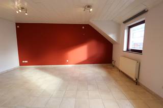 <p><strong>Studio met twee slaapkamers op de tweede verdieping, op enkele minuten van centrum Leuven.</strong></p><p><strong>Verhuur ZONDER hoofdverblijfplaats. Zeer goede busverbindingen, op wandelafstand van Abdij van Park, omliggend park en wandelgebied.</strong></p><p>Indeling: Inkomhal, badkamer met ligbad, wasplaats en toilet, twee slaapkamers en een zonnige woonkamer met ingerichte open keuken: vaatwas, dubbel spoelbak, koelkast, kookvuur en oven.</p><p>50 euro gemeenschappelijke kosten.</p><p><strong>Bel voor een vrijblijvend bezoek 016/ 64.03.21 of kijk ook op </strong><strong>www.era.be/janssens</strong><strong>!</strong></p>