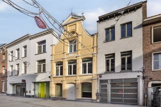 In het historische hart van Mechelen bevindt zich dit uitzonderlijke pand met een nuttige oppervlakte van ca. 670 m². Dankzij de dubbele huisnummering en brede gevel geniet het eigendom van een sterke uitstraling én een uniek zicht op de Dijle.<br /><br />Op het gelijkvloers bevindt zich het voormalige notariskantoor, ideaal voor vrije beroepen, kantoor of praktijkruimte. De bovenliggende verdiepingen zijn klaar voor bewoning en bieden ruimtes met tal van mogelijkheden: combinatie wonen-werken, investering of exclusieve stadsresidentie.<br /><br />Troeven:<br />* Topligging<br />* Ca. 670 m² nuttige oppervlakte<br />* Zicht op de Dijle<br />* Parking aanwezig (zeldzaam in centrum Mechelen)<br />* Mooi verzorgd en goed onderhouden pand<br />* Gelegen op wandelafstand van het station, de Grote Markt, winkels en horeca<br />* Een unieke opportuniteit voor wie ruimte, karakter en locatie wil combineren in het centrum van Mechelen.<br /><br />Interesse? Contacteer ons via ken@immovos.be of 0477/ 29 72 50 voor meer informatie of een bezoek ter plaatse.