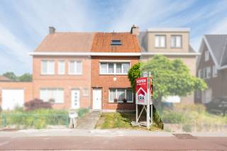 [[ DIT PAND NEEMT DEEL AAN DE ERA OPEN HUIZEN DAG OP 13/6 VAN 11:00 TOT 12:00 ]]
<p>Deze volledig gerenoveerde woning (sinds 2019) is ideaal gelegen aan de stadsrand van Sint-Niklaas, vlak bij belangrijke invalswegen. Dankzij de combinatie van ruimte, comfort en een vlotte bereikbaarheid is dit de perfecte gezinswoning.</p>

<p>De woning beschikt over een lichtrijke leefruimte van 36 m², een praktische keuken, drie ruime slaapkamers, een moderne badkamer, een polyvalente ruimte en een wasplaats. Daarnaast biedt de ruime zolder de mogelijkheid om nog twee extra slaapkamers te creëren. De voortuin en private oprit vormen een extra troef en zorgen voor extra comfort.<br /><br />Belangrijkste ruimtes:<br />• Ruime living (36 m²) met veel mogelijkheden voor inrichting<br />• Keuken (8 m²) met ingemaakte kasten, elektrische kookplaat en spoelbak<br />• Slaapkamer 1 (12 m²)<br />• Slaapkamer 2 (30 m²)<br />• Slaapkamer 3 (21 m²)<br />• Badkamer (5 m²) met inloopdouche, toilet en wastafel in meubel<br />• Polyvalente ruimte (11 m²) voor hobby of bureau<br />• Wasplaats (4 m²) met aansluitingen voor wasmachine en droogkast<br />• Terras (5 m²) voor een compacte buitenruimte<br /><br /><strong>De woning beschikt ook over een ruime zolder dat nog omgetoverd kan worden tot 2 extra slaapkamers!</strong><br /><br />Troeven:<br />• Goede locatie nabij stadsrand en invalswegen<br />• 3 ruime slaapkamers<br />• Ruime zolder met uitbreidingsmogelijkheden<br /><br />Neem vandaag nog contact op met je ERA-makelaar voor een bezoek.<br />JOUW DROOMHUIS. ZO GEVONDEN!</p>