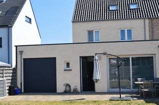 Exclusieve en energiezuinige gezinswoning met hoogwaardige afwerking<br /><br />Deze stijlvolle gezinswoning uit 2016 combineert ruimte, comfort en een hoogwaardige afwerking. Dankzij het EPC-label A, vloerverwarming op het gelijkvloers en in de badkamer, en ventilatiesysteem D geniet u van een energiezuinige woning met een optimaal wooncomfort.<br /><br />Via de inkomhal met eiken trap en gastentoilet betreedt u de lichtrijke leefruimte. Vier grote ramen zorgen voor een overvloed aan natuurlijk licht en een haardaansluiting is voorzien. De leefruimte sluit naadloos aan op de luxueuze keuken, waar het royale keukeneiland de blikvanger vormt. De stijlvolle kastenwand is uitgerust met hoogwaardige ATAG-inbouwtoestellen, waaronder een koffiemachine, combi-oven en steamer. Het eiland beschikt over een dubbele spoelbak en een Quooker-kraan.<br /><br />De ruime eetplaats biedt zicht op de zuidgerichte tuin en geeft via het grote schuifraam rechtstreeks toegang tot het terras. Achteraan bevinden zich een vestiaire, een tweede toilet en een ruime berging met waskoker en aansluitingen voor wasmachine en droogkast.<br /><br />De doorrijdbare dubbele garage (10 m) met garagepoorten aan voor- en achterzijde biedt samen met de ruime oprit plaats aan meerdere voertuigen.<br /><br />Op de eerste verdieping bevinden zich twee ruime slaapkamers. De tweede slaapkamer beschikt over een inloopdressing die ook kan dienen als bureau of compacte extra slaapkamer. De badkamer is uitgerust met een inloopdouche, ligbad en dubbele wastafel.<br /><br />Via een tweede eiken trap bereikt u de volledig afgewerkte zolder, die tal van mogelijkheden biedt als extra slaapkamers, bureau of hobbyruimte. Daarnaast beschikt de woning over een ruime bergzolder.<br /><br />Gelegen in een rustige, kindvriendelijke woonwijk, op wandelafstand van een school, winkels en andere dagelijkse voorzieningen. Een instapklare woning waar ruimte, kwaliteit, energiezuinigheid en een uitstekende ligging perfect samenkomen.<br /><br />Meer fotos volgen snel, al interesse: 0474/80.82.13<br /><br /><br /><br /><br /><br /><br />