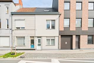 <p>Te koop: instapklaar gesloten huis in Gent, gelegen aan de Peerstraat 180, op korte afstand van het centrum en toch in een groene, rustige omgeving.</p>
<p>Dit verzorgde huis combineert een praktische indeling met een uitstekende ligging. Met drie volwaardige slaapkamers en twee badkamers biedt het voldoende ruimte voor een gezin. De woning is instapklaar, waardoor u meteen kunt genieten zonder grote renovaties. Dankzij de nabijheid van invalswegen, scholen, openbaar vervoer en het ziekenhuis is alles binnen handbereik, terwijl de groene omgeving zorgt voor een aangename woonervaring.</p>
<p>Belangrijkste ruimtes:<br />• Woonkamer met veel lichtinval en directe toegang tot de keuken<br />• Functionele keuken met voldoende opbergruimte<br />• Drie volwaardige slaapkamers<br />• Twee badkamers, elk met moderne voorzieningen<br />• Berging voor extra opslag<br />• Polyvalente ruimte voor hobby of bureau<br />• Koer (20 m²) ideaal voor buitenmomenten</p>
<p>Troeven:<br />• Instapklaar – meteen genieten zonder grote werken<br />• Drie volwaardige slaapkamers – perfect voor gezinnen<br />• Ligging dichtbij invalswegen én groene omgeving, maar toch vlakbij het centrum</p>
<p>Neem vandaag nog contact op met uw ERA-makelaar voor een bezoek. JOUW DROOMHUIS. ZO GEVONDEN!</p>