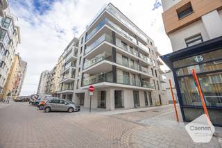 <ul>
	<li>Dit ruim <strong>nieuwbouw appartement</strong> is gelegen in de Residentie Zephyr.</li>
	<li>De residentie is zeer rustig en toch <strong>centraal</strong> gelegen en slechts op enkele stappen van de Visserskaai, winkelcentrum, strand, ...</li>
	<li>De indeling is als volgt: inkom, leefruimte met open keuken, terras, r<strong>uime slaapkamer </strong>met aansluitende badkamer, toilet, berging en kelderberging.</li>
	<li>Het appartement voldoet aan alle technische moderne normen.</li>
	<li>Het ideale tweede verblijf of investering.</li>
	<li>Verkoop die valt onder het <strong>btw-stelsel.</strong></li>
</ul>