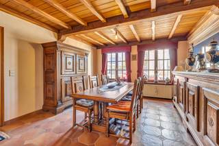 <p>Op een rustige locatie in Haaltert bevindt zich dit <strong>perceel van 510 m²</strong>, deze woning biedt maar liefst <strong>271 m² bewoonbare oppervlakte.</strong> Dankzij de <strong>naastliggende bouwgrond</strong> beschikt u bovendien over<strong> extra potentieel voor toekomstige ontwikkeling of uitbreiding</strong>.<br /><br />De indeling is als volgt: een inkomhal met gastentoilet en stijlvolle traphal, een ruime leefruimte met grote raampartijen en aanpalende <strong>volledig geïnstalleerde keuken</strong>. Het gelijkvloers beschikt daarnaast over een extra polyvalente ruimte die momenteel ingericht is als slaapkamer, evenals een tweede gezellige zithoek met houtkachel. Verder zijn er nog een praktische berging, wasruimte, extra douchekamer én een inpandige garage aanwezig. <br /><br />Op de eerste verdieping bevinden zich <strong>drie volwaardige slaapkamers</strong>, een dressing, bureau of hobbykamer, en een ruime badkamer. De zolderverdieping biedt nog extra mogelijkheden en kan, mits het plaatsen van een vaste trap, perfect ingericht worden als <strong>bijkomende slaapkamers</strong>.</p><p>Buiten geniet u van een <strong>prachtig aangelegde tuin met zuidgericht terras en sfeervolle vijver</strong>. De bouwgrond biedt bovendien een extra troef voor wie denkt aan uitbreiding of investering.</p><p>Extra troeven: EPC C - CV op gas - Garage - Centrale ligging - Veel potentieel voor uitbreiding of herontwikkeling</p>