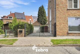Deze halfopen bebouwing is gelegen in Brugge, op een vlot bereikbare locatie en op korte afstand van tal van winkels en voorzieningen. De woning beschikt over een praktische indeling met natuurlijk lichtinval en biedt een mooie basis voor wie op zoek is naar een woning die verder naar eigen smaak kan worden opgefrist.<br /><br />Via de inkomhal met gastentoilet kom je in de leefruimte. Aansluitend bevindt zich de keuken met berging, die rechtstreeks toegang geeft tot de tuin. De keuken is uitgerust met een elektrische oven, kookplaat, dampkap en dubbele spoelbak.<br /><br />Op de eerste verdieping bevinden zich de nachthal, drie slaapkamers en de badkamer, voorzien van een lavabo, douchecabine en toilet. Via een vaste trap bereik je de ruime zolder, die verschillende mogelijkheden biedt.<br /><br />Buiten geniet je van een overdekt terras en tuin met tuinhuis. De tuin en oprit zijn afgesloten met een poort. De oprit biedt toegang tot de garage en kan eveneens afgesloten worden met een manuele poort.<br /><br />De woning beschikt over een EPC-label D en wordt verwarmd via een niet-condenserende gasketel. Verder zijn er manuele rolluiken, een regenwaterput en op maat gemaakte vliegenramen aanwezig.<br /><br />Om u een beter beeld te geven van de mogelijkheden van deze woning, werden enkele foto's virtueel ingericht.<br /><br /><strong>Ook wild geworden van deze thuis?<br />Twijfel dan niet langer en leg vandaag nog uw bezoek vast!</strong>