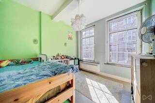 Cette maison 3 chambres à rénovée, située à 2 pas du centre-ville de Huy. <br /><br />Composé comme suit : Rez : hall d'entrée, cuisine/SAM, remises.<br />1er étage : 2 chambres (10m2) et une salle d'eau à rénover.<br />2e étage : une chambre (10m2) et une salle de bain.<br />3e étage : grenier aménageable.<br />Sous-sol : cave (13m2)<br /><br />Au niveau technique : châssis DV PVC/SV Bois, électricité non-conforme, PEB D (280kwh/m²/an - 37 515kwh/an - 20250309007738), CC gaz de ville.<br /><br />À visiter sans tarder ! Offre sous réserve d'acceptation des propriétaires. Pour recevoir d’autres opportunités en exclusivité, nous vous invitons à nous contacter directement. Nous sommes disponibles pour vous accompagner dans votre recherche d’achat ou d’investissement ainsi que dans votre projet de vente. *** Évaluation gratuite et sans engagement ***