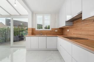 <p><strong>Te koop: ruim huis in Vilvoorde, gelegen in een residentiële wijk op de stadsrand, nabij scholen, openbaar vervoer, park en invalswegen.</strong></p><p>Deze deels gerenoveerde woning uit 1953 biedt een comfortabele indeling met vijf slaapkamers en een grote tuin van 160 m². Dankzij de ligging in een rustige woonomgeving met alle faciliteiten binnen handbereik, geniet u van het beste van stadsrand wonen. De elektrische installatie is conform en met een EPC-label D is er geen renovatieverplichting, wat u meteen gemoedsrust geeft.</p><p><strong>Belangrijkste ruimtes:</strong></p><p>• Woonkamer (37,7 m²) met veel ruimte voor gezellige momenten.</p><p>• Keuken (13,4 m²) uitgerust met inductiekookplaat, oven, microgolf, vaatwasser en dampkap.</p><p>• Badkamer (4 m²) met douche, toilet en wastafel in meubel.</p><p>• Vijf slaapkamers variërend van 7,6 m² tot 19 m².</p><p>• Bureel (6 m²) ideaal voor thuiswerk.</p><p>• Tuin (160 m²) met terras en tuinhuis.</p><p>• Kelder (49 m²) voor extra opslag.</p><p><strong>Troeven:</strong></p><p>• Gelegen in een residentiële wijk nabij alle faciliteiten.</p><p>• Elektrische installatie = conform.</p><p>• Geen renovatieverplichting (EPC D).</p><p><strong>Neem vandaag nog contact op met Selena Perez y Latorre via +32 2 335 11 13 voor een bezoek.</strong></p><p>JOUW DROOMWONING. ZO GEVONDEN!</p>