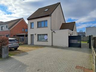 De renovatie van de woning werd afgerond in 2016. Je betreedt de woning via de inkomhal, welke toegang geeft tot de leefruimte, waarbij eetruimte...
