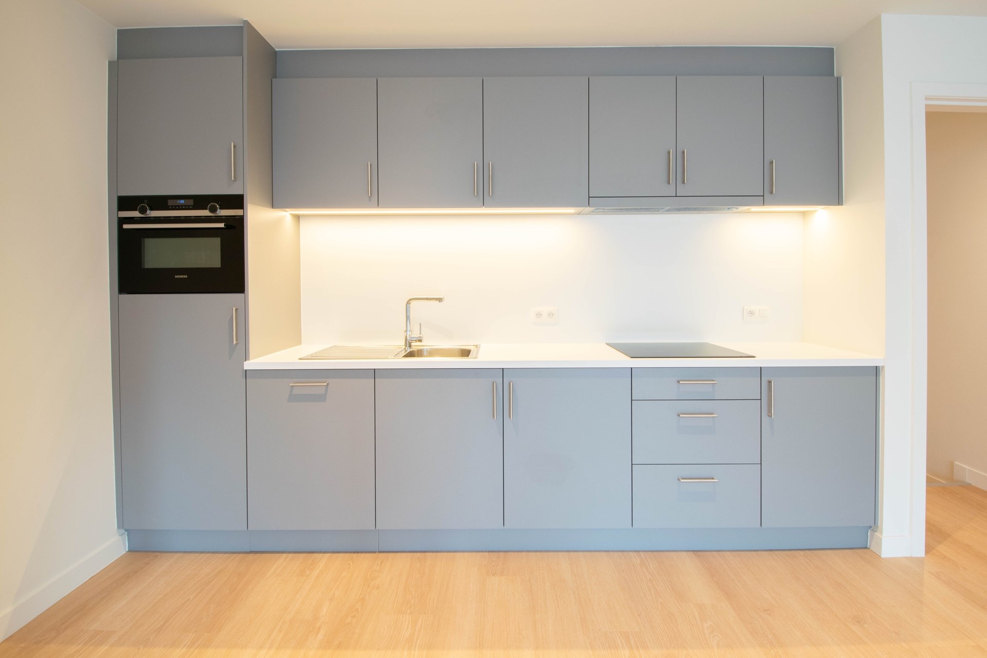 Ruim appartement met 1 slaapkamer en autostaanplaats in het hartje Sint-Niklaas ! - foto 4