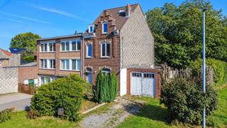 TOPLIGGING<br />Een ruime (208m²), te renoveren karakterwoning met 4 slaapkamers, terras en zuid-tuin nabij het station, centrum en invalswegen. Gelegen op een perceel van 7a 44ca.<br /><br />Op het gelijkvloers: inkomhal, living/leefruimte (31.00m²), keuken (12.00m²) + berging/opslagruimte, toilet, veranda (15.75m²)<br />Op de eerste verdieping: nachthal, 2 slaapkamers (13.30 / 21.00m²), badkamer (11.75m²) + dressing/wasplaats;<br />Op de tweede verdieping: nachthal, slaapkamer 3 (22.00m²), slaapkamer 4 (13.00m²) + mezzaine<br />Verder: kelders, (20.00m²), garage (3.91mx6.39m), terras en zuid-tuin.<br /><br />Buitenschrijnwerk pvc dubbele beglazing - Centrale verwarming op aardgas (condensatieketel)<br />EPC: 524 Kwh/m² - UC: 3959108 - kadastraal inkomen: 852 EUR<br />Perceeloppervlakte: 7a 44ca <br /><br />Stedenbouwkundige inlichtingen aangevraagd.