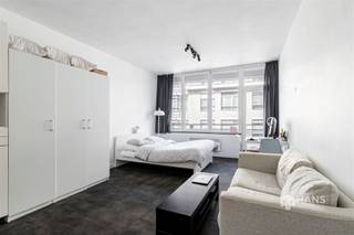 <p><span>Instapklare studio (32 m²) met terras (3 m²) in Antwerpen (2000)</span></p><p><span>In de Leopoldstraat geniet je van een absolute topligging in hartje Antwerpen. Van de Meir en het historische stadscentrum tot het Zuid en het Stadspark: alle hotspots bevinden zich op wandelafstand. Dankzij de nabijheid van openbaar vervoer, velo-stations en belangrijke invalswegen verplaats je je bovendien vlot in en rond de stad.</span></p><p><span>De studio bevindt zich op de derde verdieping van een gebouw met vijf verdiepingen, waarvan het dak conform geïsoleerd is. </span><span>De vaste kosten bedragen € 180/maand en omvatten water, syndicus, minuterie, schoonmaak, brandverzekering, reservefonds, onderhoud gebouw en lift</span><span>. De studio werd steeds netjes onderhouden en is volledig instapklaar. De elektriciteit is conform, de verwarming is elektrisch en de PVC-ramen zijn voorzien van dubbele beglazing. Bovendien behaalt de studio een gunstige EPC-score B.</span></p><p><span>Met een oppervlakte van circa 32 m² beschikt de studio over een praktische indeling met een gecombineerd leef- en slaapgedeelte, een kitchenette en een aparte badkamer. De badkamer is uitgerust met een douchecabine, toilet en lavabomeubel.</span></p><p><span>Een extra troef is het west-georiënteerde terras van 3 m², waar je kan genieten van de namiddag- en avondzon.</span></p><p><span>Ben je op zoek naar een startersappartement of een interessante investering op een absolute toplocatie? Mis deze kans niet! Bruikbare vloeropp. 32 m² – ref.: bruto vloeropp. EPC-certificaat. Voor meer info of een gratis schatting surf naar </span><span><span>www.hansimmo.be</span></span></p><p><span> </span></p>
