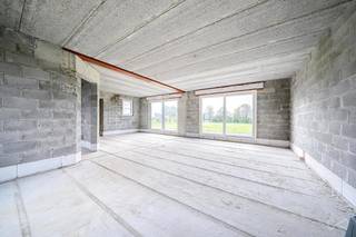 We Invest Malmedy biedt u dit nieuwe huis met omheinde schil aan, gelegen in het charmante dorpje Hedomont. Het ligt op een aangelegd terrein met alle essentiële voorzieningen. Dit sleutelproject omvat het perceel met zijn landschapsarchitectuur, een regenwatertank van 10.000 liter, een microzuiveringsinstallatie, een drainagesysteem en aansluitleidingen naar de straat. Water, driefasige elektriciteit, VOO- en Proximus-aansluitingen zijn al naar de straat gebracht en er is terrasbeplanting voorzien om meer privacy te garanderen. De bestrating aan de voor- en achterkant van het huis is voltooid. Indeling: BEGANE GROND: een hal, een toilet, een grote ruimte van meer dan 50m2 voor de woonkamer en keuken en een garage. 1e verdieping: een nachthal, een toilet, 2 slaapkamers, een badkamer en een master suite bestaande uit een slaapkamer, een kleedkamer en een doucheruimte. 2e verdieping: een zolder voor opslag. Wat de afwerking betreft, heb je de vrijheid om deze aan je eigen smaak aan te passen. Je kunt ook een beroep doen op de bouwer om een huis te creëren dat helemaal bij jou past. Dit is een unieke kans om je eigen huis op maat te bouwen, terwijl je profiteert van een goed ontwikkeld en gestructureerd project.