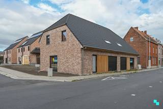 Kwalitatieve nieuwbouwwoningen met een bewoonbare oppervlakte van 156m² tot 170m² gelegen op percelen van 289m² tot 302m². Deze volledig afgewerkte halfopen woningen beschikken telkens over vier slaapkamers én een inpandige garage.<br />Het respectievelijke lot 1 is gelegen op een perceel van 289m² en heeft een bewoonbare oppervlakte van ca. 156m² volgens opmetingen. Indeling: <span>Inkomhal met apart gastentoilet, leefruimte met open geïnstalleerde keuken, annex berging / wasplaats en inpandige garage met extra bergruimte onder de trap. Eerste verdieping: </span>Nachthal, vier slaapkamers, apart toilet, geïnstalleerde badkamer met ligbad, inloopdouche en dubbel wastafelmeubel, alsook de 2de berging. De zolder is toegankelijk via een trapluik in de nachthal en biedt extra stockagemogelijkheden. Het exterieur dient verder afgewerkt te worden door de koper, doch werd deze reeds voorzien van een gazon en terras. E-peil: E30 volgens EPB voorstudie | CV op aardgas (vloerverwarming) | PVC schrijnwerk superisolerend glas | Zonnepanelen 5 x 430 Wp | Ventilatiesysteem type C+ | Regenwaterput 7.500L aanwezig | Nog diverse keuzes mogelijk qua afwerking / technieken. Laurence (BIV 514.501) organiseert voor deze woningen de bezoeken ter plaatse, mits het maken van een afspraak.