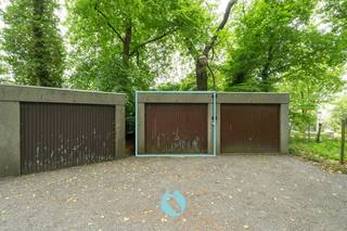 <p>In het Elslopark is deze garagebox (nr. 24) beschikbaar voor verkoop.<br />Omvattende een kantelpoort alsook elektriciteit aanwezig. <br />Deze residentie, beschikt op het perceel over voldoende parkeergelegenheid met verschillende garageboxen. <br /><br /><u>Garage 24</u><br />Afmeting: 5,66 m x 3,02 = 17,09 m² <br />€ 20.000,00<br /><br />Interesse? Contacteer Steffi telefonisch op 0498/50.50.94 of per mail steffi@vastgoeddevos.be.</p>