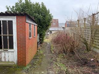 Karaktervolle woning met hoge plafonds – renovatieproject met veel potentieel<br /><br />Bent u op zoek naar een woning met karakter, ruimte en eindeloze mogelijkheden? Deze ruime woning, vroeger ingericht als woonhuis met winkel, wacht op een nieuwe eigenaar met visie.<br /><br />De woning is totaal te renoveren, maar biedt prachtige troeven:<br />✨ Mooie hoge plafonds die zorgen voor een uniek gevoel van ruimte<br />✨ Royale volumes en een flexibele indeling<br />✨ Authentiek pand met een rijk verleden en veel potentieel<br /><br />Dankzij de ruime oppervlakte is dit pand ideaal voor wie droomt van een gezinswoning, een combinatie wonen-werken, of een investeringsproject. Met de juiste renovatie kan dit uitgroeien tot een echte parel.<br /><br />Een buitenkans voor wie niet bang is om de handen uit de mouwen te steken en een woning volledig naar eigen smaak wil creëren.<br /><br />📍 Ontdek de mogelijkheden en laat uw verbeelding spreken.<br />Belangrijk:<br />Deze woning is onderworpen aan de renovatieverplichting van de Vlaamse overheid voor residentiële gebouwen (tenzij sloop binnen 5 jaar). Raadpleeg alle info via:<br />🔗 www.vlaanderen.be/renovatieverplichting