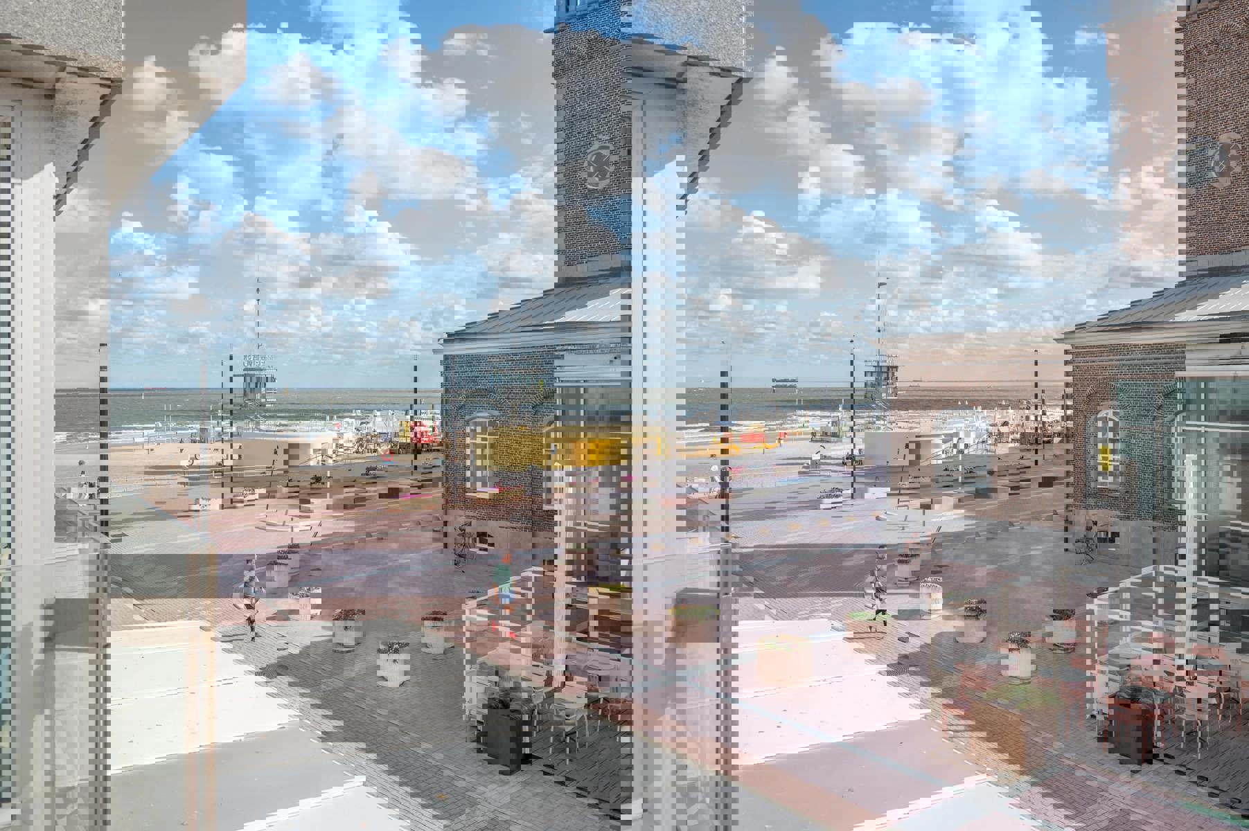 Gerenoveerd 2-slaapkamer appartement met zeezicht - foto 1