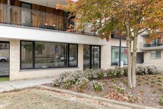 Gelijkvloers nieuwbouwkantoor (126 m2) in het centrum van Staden.Het kantoor:- 126 m²- casco: wind- en waterdicht- buitenschrijnwerk in PVC-...