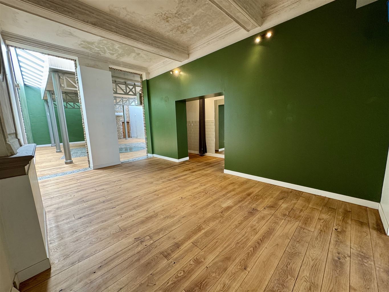 Karaktervolle handelsruimte met diverse mogelijkheden in hartje Maaseik - foto 3