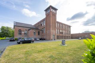 Deze loft te huur in centrum Kortrijk onderscheidt zich door de grote raampartijen, wat zorgt voor een maximale lichtinval en een rustgevend zicht op het omliggende groen. Bewoners kunnen bovendien gebruikmaken van het riante gemeenschappelijke dakterras met een panoramisch uitzicht over de stad.De indeling van deze loft is als volgt:- inkomhal met gastentoilet- lichtrijke en imposante leefruimte- kwalitatieve open keuken met groene Marokkaanse tegels- ruime berging aansluitend aan de keuken- vaste trap naar de mezzanine- twee ruime slaapkamers op de bovenverdieping- badkamer met inloopdouche, dubbele lavabo en toiletExtra:- overdekte parkeerplaats met laadpaal- privatieve kelderberging- beschikbaar vanaf 01/03/2026- gemeenschappelijke kosten: € 50,00 / maandNaast het esthetische aspect is er ook ingezet op comfort; er werden recent energetische werken uitgevoerd die het energieverbruik optimaliseren. We wachten momenteel op een nieuw certificaat, maar de verwachting is dat de EPC-score aanzienlijk zal dalen.Vraag snel een bezoek aan voor deze parel via www.dewaele.com!