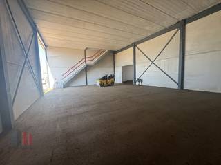 Nieuwbouw KMO-unit te koop met een oppervlakte van 446 m² met 216 m² kantoorruimte en 7 privatieve parkeerplaatsen.De loods maakt deel uit van het...