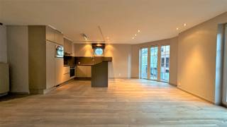 Op zoek naar een perfect onderhouden appartement op een centrale ligging? Dit instapklare duplex-appartement in residentie De Zwaan combineert comfort en ruimtelijkheid met een uitstekende bereikbaarheid in het centrum van Ruiselede.<br /><br />Via de gemeenschappelijke trap bereikt u het appartement, dat zich uitstrekt over twee verdiepingen. Op de eerste verdieping bevindt zich een inkomhal met gastentoilet en praktische berging. <br /><br />De lichtrijke leefruimte vormt samen met de open, volledig geïnstalleerde keuken het hart van de woning en biedt rechtstreeks toegang tot het balkon.<br /><br />De tweede verdieping omvat een nachthal, een badkamer uitgerust met ligbad, douche, toilet en lavabomeubel, evenals drie volwaardige slaapkamers.<br /><br />Een private autostaanplaats is aan te kopen aan € 10.000 . <br /><br />Beschikbaar bij akte.<br /><br />Pluspunten<br />✔ Centrale ligging in het centrum van Ruiselede<br />✔ Energiezuinig appartement met gunstig EPC<br />✔ Drie volwaardige slaapkamers<br />✔ Veel natuurlijk lichtinval<br />✔ Private autostaanplaats inbegrepen<br />✔ Instapklaar en uitstekend onderhouden<br /><br />Een ideale woonst voor wie op zoek is naar comfort, ruimtelijkheid en een vlotte verbinding met alle voorzieningen binnen handbereik.