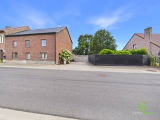 <p><span>Op een mooi perceel van 11 are 3 ca in het rustige Buvingen vindt u deze halfopen bebouwing met een uitstekende zuidgerichte tuin. </span></p><p><span>De woning combineert een aangename leefruimte met tal van mogelijkheden om ze verder naar uw eigen wensen in te richten. </span></p><p><span>Dankzij de ruime indeling, de vergunde veranda en de grote zolder is er bovendien voldoende potentieel om extra woonruimte te creëren.</span></p><p><span> </span></p><p><span>De centrale, open keuken werd volledig vernieuwd in 2016 en vormt het hart van de woning. Aansluitend bevinden zich de lichtrijke eetkamer en gezellige leefruimte, terwijl de praktische wasplaats extra comfort biedt. </span></p><p><span>Op de verdieping zijn er drie slaapkamers, een badkamer met inloopdouche en een bijkomende ruimte die perfect dienst kan doen als bureau, dressing of berging. </span></p><p><span>De ruime zolder biedt de mogelijkheid om een vierde slaapkamer of een extra hobbyruimte in te richten.</span></p><p><span> </span></p><p><span>Ook buiten is het heerlijk genieten. Het ruime terras aan de woning en de recente overkapping bij het nieuwe tuinhuis vormen de ideale plekken om te ontspannen of gasten te ontvangen. </span></p><p><span>De volledig omheinde tuin biedt veel privacy, terwijl de grote bomen op warme dagen voor aangename natuurlijke schaduw zorgen. </span></p><p><span>Via de brede poort naast de woning bereikt u de achterliggende parkeerzone, waar meerdere wagens veilig op eigen terrein kunnen staan. Ook voor de poort is er een ruime oprit met extra parkeergelegenheid.</span></p><p><span>In 2026 werden zowel het dak als het stijlvolle tuinhuis met overkapping vernieuwd, wat deze woning een belangrijke meerwaarde geeft. Bovendien bevindt ze zich op wandelafstand van openbaar vervoer en op korte afstand van scholen, winkels en het centrum.</span></p><p><span> </span></p><p><span>Pluspunten:</span></p><p><span>- EPC label C</span></p><p><span>- elektriciteit conform</span></p><p><span>- nieuw dak</span></p><p><span> </span></p><p><span>De vermelde bewoonbare oppervlakte is de netto-oppervlakte van de woning met uitzondering van de zolder en bijgebouwen.</span></p>