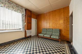 <p><span>Ontdek deze </span><span>te renoveren woning</span><span> nabij het centrum van </span><span>Moerbeke-Waas (Lokeren)</span><span>. Een ideale ligging met alle voorzieningen en invalswegen in de buurt. Via de E34 rij je vlot naar zowel Gent als Antwerpen.<br /><br />In de huidige indeling vind je op het gelijkvloers 2 leefruimtes, waarvan één was ingericht als keuken en een badkamer met toilet. Daarnaast heb je een </span><span>eerste slaapkamer</span><span> op het tussenverdiep en een </span><span>2</span><span><sup>e</sup></span><span> grotere slaapkamer</span><span> op de bovenverdieping. Voor extra opbergruimte kan je handig gebruik maken van de kelder.<br /><br />De woning ligt op een mooi </span><span>perceel van 256m²</span><span>. De tuin is ook te bereiken via een handig zijweggetje. <br /><br />Het raam in de voorgevel en de voordeur (beide PVC) zijn al vernieuwd (2024). Maar ook achterin hebben de houten ramen al dubbel glas.<br /><br />Klaar om te renoveren? Investeren? Op zoek naar jouw eigen woning? Kom deze woning met potentieel zeker ontdekken!<br /><br /></span><span>Troeven</span><span><br />- Centrale ligging, goede uitvalsbasis<br />- Mooi perceel van 256m²<br />- Ramen met dubbel glas<br />- Via zij-ingang ook toegang tot de tuin<br />- Investeren / Renoveren<br /><br />Dit pand kan onderhevig zijn aan de renovatieverplichting voor residentiële gebouwen. <span>https://www.energiesparen.be/renovatieverplichting-residenti%C3%ABle-gebouwen-2023</span></span></p><p><span><br /></span><span>Ben jij geïnteresseerd in deze woning in Moerbeke-Waas, ben je op zoek naar ander vastgoed of wens je de waarde van jouw eigendom te kennen? Dan ben je bij BOLT immo aan het juiste adres! Wij helpen jou graag verder.</span></p><p><span> </span></p>