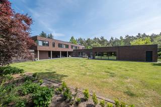 Belle villa moderne (maison BEN) dans un environnement boisé et résidentiel sur un terrain de 2.311 m². Bel espace de vie, cuisine équipée, espace polyvalent très spacieux, bureau, buanderie, sauna et chaufferie au rez-de-chaussée. À l'étage, une chambre principale avec salle de bains de luxe attenante, 2 chambres d'enfants, une deuxième salle de bains et une chambre d'amis avec salle de douche attenante. <br />Magnifique jardin avec belle terrasse et 2 pratiques remises de jardin. Grand parking à l'avant de la maison. <br />Très bel objet !<br /><br />Rez-de-chaussée :<br />Par le hall d'entrée, vous avez accès à un bureau aménagé d'un côté et de l'autre, au salon spacieux et lumineux qui se fond harmonieusement dans la cuisine de luxe. La magnifique cuisine entièrement équipée (plaque à induction, four micro-ondes + four, four à vapeur + four, 2 réfrigérateurs et un lave-vaisselle) dispose de grandes baies vitrées offrant une vue magnifique sur le jardin à l'arrière et donnant accès à la terrasse. <br />Au rez-de-chaussée, il y a également des toilettes séparées, un sauna (infrarouge + sauna finlandais), une buanderie avec de nombreux placards encastrés et la chaufferie.<br /><br />Étage :<br />À l'étage se trouve la chambre principale avec une salle de bains de luxe attenante (baignoire, douche à l'italienne, toilettes et lavabo). Également à cet étage, il y a 2 chambres d'enfants (avec placards encastrés), une deuxième salle de bains (baignoire, douche à l'italienne, toilettes et lavabo) et une chambre d'amis avec salle de douche attenante (douche à l'italienne et lavabo).<br /><br />Le beau jardin privé dispose d'une terrasse orientée sud-ouest, dont une partie est couverte, et de 2 pratiques remises de jardin.<br /><br />Remarques :<br />- Alarme et caméra présentes<br />- Connexion TV et internet dans toutes les chambres<br />- Chauffage par pompe à chaleur (air/eau)<br />- Maison très économe en énergie<br />- Panneaux solaires présents (environ 10 certificats @ 230 EUR/certificat par an)<br />- Chauffage au sol dans toute la maison<br />- 2 citernes d'eau de pluie (2 x 10.000 l) connectées à la machine à laver et 3 toilettes<br />- Système d'arrosage dans le jardin<br /><br />PEB 31 kWh/m²