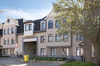 LUMINEUS DUPLEX-APPARTEMENT 88M² MET 2 SLAAPKAMERS, LEUK TERRAS EN GROTE GARAGE.Het appartement bevindt zich op 2de en 3de verdieping van verzorgde...