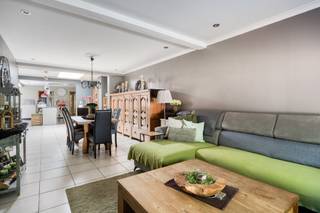 GELIJKVLOERS:- Inkomhal: met aparte WC1. Op écru tegelvloer.- WC1: met wastafeltje; Op écru tegelvloer.- Woonkamer (76m²) : met eethoek,...