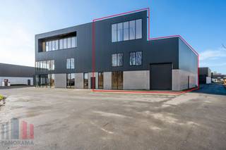 Unieke nieuwbouwontwikkeling te huur, bestaande uit een kantoorruimte met een oppervlakte van 223 m². Deze casco+ ruimte is uitstekend gelegen, vlakbij de R4 met een vlotte verbinding naar de E34, E17 en E40 en vlot bereikbaar met het openbaar vervoer.<br /><br />De lichtrijke kantoorruimte van 223 m² bevindt zich op het verdiep en is voorzien van een high-end afwerking. Verder is de ruimte uitgerust met een kitchenette, vloerverwarming en grote raampartijen. Tevens zijn er 8 parkeerplaatsen ter beschikking om bij te huren en ruime manoeuvreerruimte.<br /><br />Interesse? Neem vandaag nog contact met ons op voor meer informatie of een vrijblijvend plaatsbezoek. Bel PANORAMA B2B GENT KANTOREN op 0477 44 39 30.