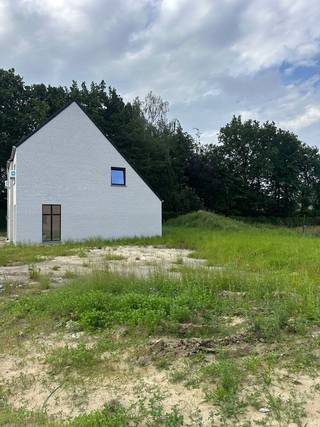 Deze bouwgronden voor open bebouwing worden aangeboden met bouwverplichting via Hectaar. Samen bouwen we jouw nieuwe, energiezuinige woning op maat, tegen een vaste prijs.<br />Onze architect werkt een ontwerp op maat uit, terwijl wij de praktische en technische begeleiding voor onze rekening nemen. Jij kiest vervolgens de inrichting en afwerking volledig naar eigen smaak via onze partnerleveranciers.<br /><br />Dankzij de gunstige ligging vlakbij de E403 en E40 geniet je van een uitstekende verbinding naar Brugge, Gent en de kust, terwijl je dagelijks thuiskomt in een groene en rustige omgeving.<br /><br /><strong>Beschikbare percelen: </strong>
<ul>
<li>Lot 08: 308 m² - bouwkader 10m x 10m </li>
<li>Lot 11: 353 m² - bouwkader 10m x 9m</li>
</ul>
Grijp deze unieke kans en creëer een thuis op maat in een prachtige omgeving.<br />Contacteer ons vandaag nog voor meer informatie of een vrijblijvende afspraak.